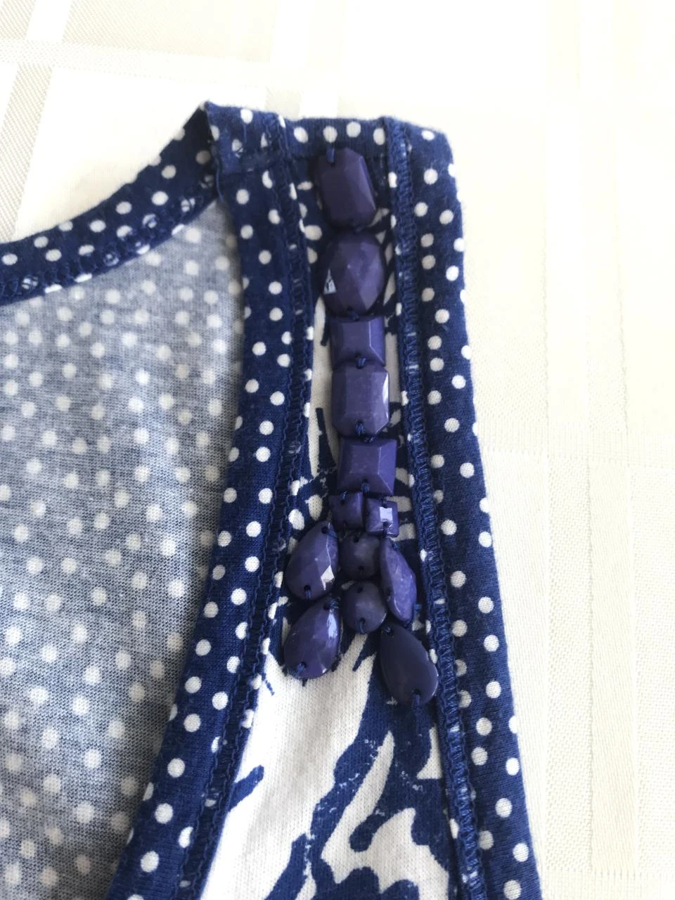 QUI M42 blusa branca azul sem mangas com pérolas . – photo 7
